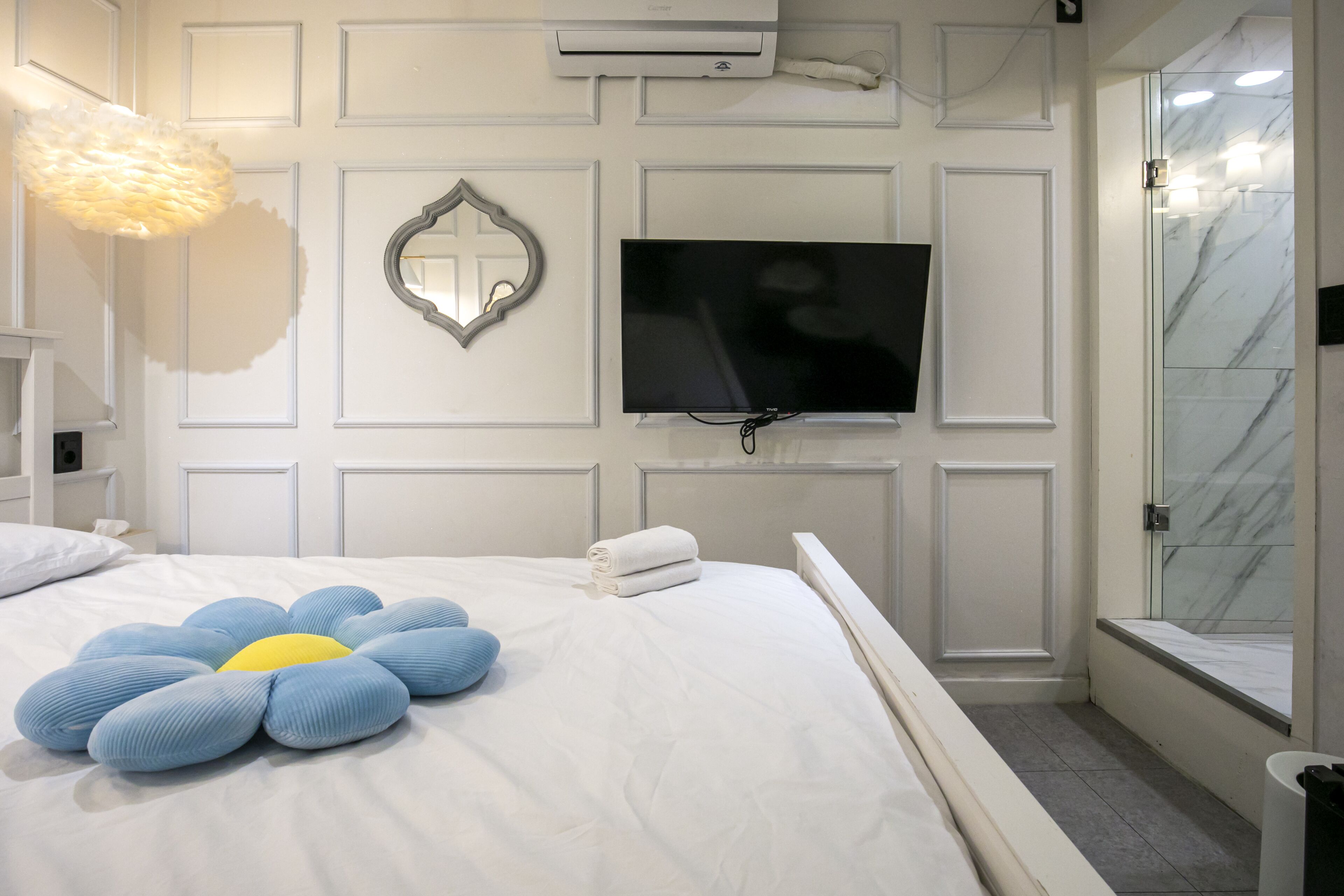 Business Double Room Single Use, No Windows | Individually decorated, individually furnished, iron/ironing board
