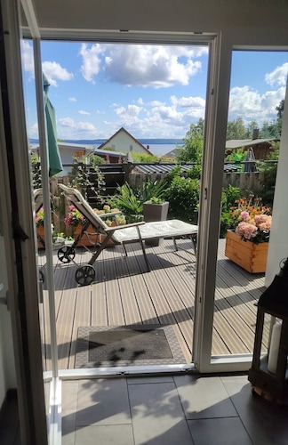 Modernes Ferienhaus mit Seeblick und Kamin