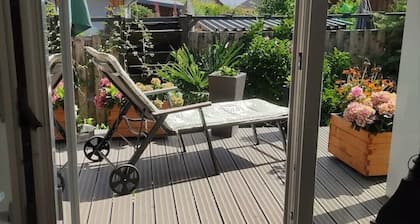 Modernes Ferienhaus mit Seeblick und Kamin