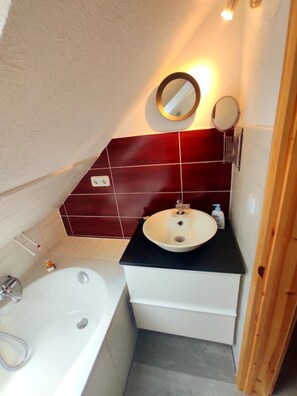 Shower, hair dryer, towels, soap - Modern vacation home with lake view and fireplace (Plau am See)