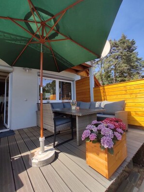 Outdoor dining - Modern vacation home with lake view and fireplace (Plau am See)