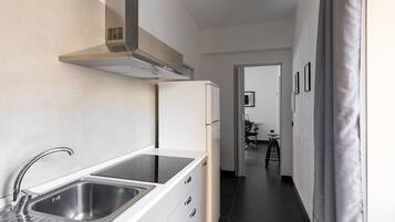 Frigorifero, forno, macchina per caffè espresso, macchina per tè/caffè