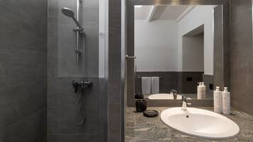 Doccia, asciugacapelli, asciugamani, sapone