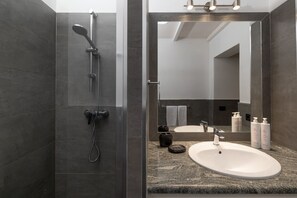 Douche, sĂšche-cheveux, serviettes fournies