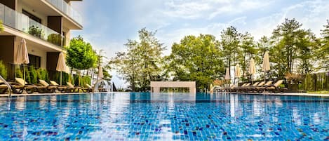 Una piscina al aire libre de temporada