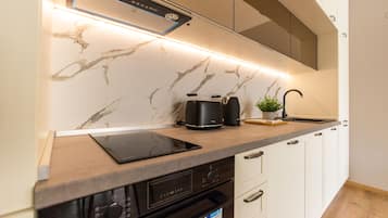 Comfort appartement, 1 slaapkamer | Privékeuken | Een koelkast/vriezer, een oven, een vaatwasser, een broodrooster