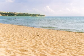 Beach nearby, sun loungers, beach umbrellas - Open sea residence (Obzor)