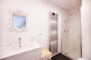 Shower, hair dryer, bidet, towels - Belvedere Hambury Apartment by Wonderful Italy (Bordighera)