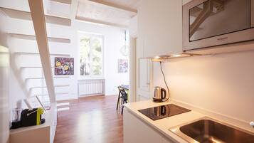 Fridge, microwave, oven, coffee/tea maker