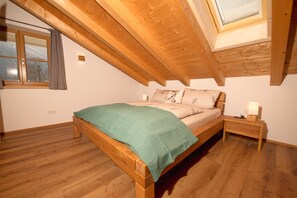 3 bedrooms, travel crib, WiFi, bed sheets