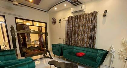 Cheerful bunglow 15 mins drive from the air port