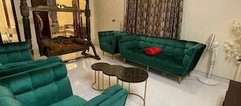 Cheerful bunglow 15 mins drive from the air port