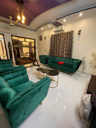 Cheerful bunglow 15 mins drive from the air port