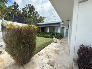 Property grounds - Keep it simple at this peaceful and centrally located place. (Bayamón)