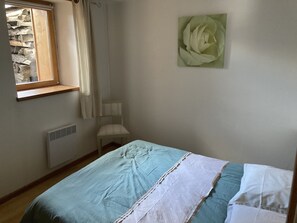 2 bedrooms, iron/ironing board, free WiFi, bed sheets