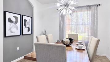 House, 5 Bedrooms | Dining