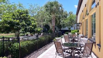 House, 5 Bedrooms | Outdoor dining