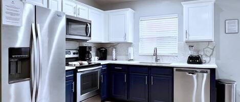 House, 4 Bedrooms | Private kitchen