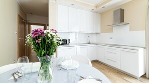 Apartamento (8/8) | Cocina básica privada | Frigorífico, placa de cocina, lavavajillas y hervidor eléctrico