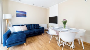 Apartment (8/8) | Living area | Flat-screen TV - Apartamenty Sun&Snow Rezydencja Karkonoska (Karpacz)