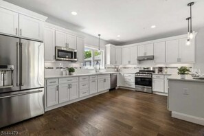 Private kitchen - Beautiful Townhouse 30 minutes from midtown NYC! (Union)