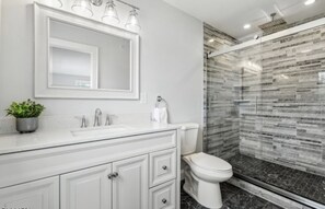 Shower, hair dryer, towels - Beautiful Townhouse 30 minutes from midtown NYC! (Union)