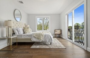 Room - Beautiful Townhouse 30 minutes from midtown NYC! (Union)