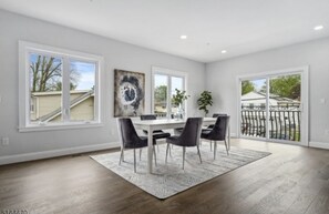 Dining - Beautiful Townhouse 30 minutes from midtown NYC! (Union)