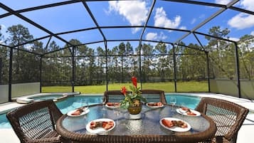 House, 6 Bedrooms | Outdoor dining