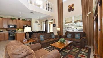 House, 6 Bedrooms | Living area