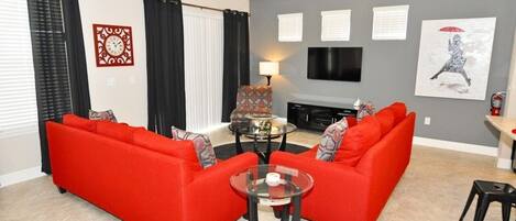 House, 6 Bedrooms | Living area