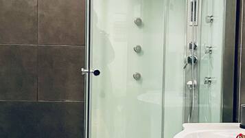 Standardzimmer | Badezimmer | Dusche, Regendusche, Haartrockner, Bidet