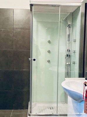 Camera Standard | Bagno | Doccia, soffione a pioggia, asciugacapelli, bidet