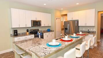 House, 6 Bedrooms | Private kitchen | Fridge, oven, coffee/tea maker