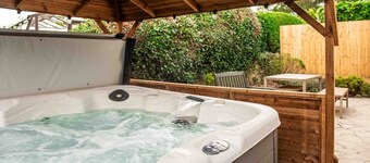 Homely Stag Manor Hot Tub Retreat near Peak District (pet friendly)