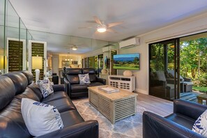 Condo, 2 Bedrooms | Living area