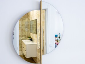 Chuveiro, secador de cabelo, toalhas de banho 