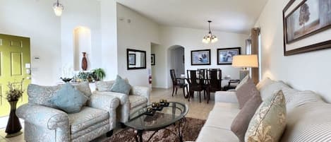 House, 4 Bedrooms | Living area