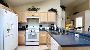House, 3 Bedrooms | Private kitchen