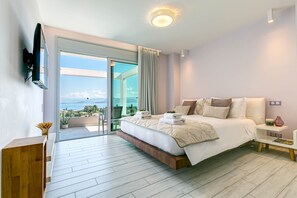 Villa Deluxe | 4 sovrum, värdeförvaringsskåp på rummet, skrivbord och gratis wi-fi