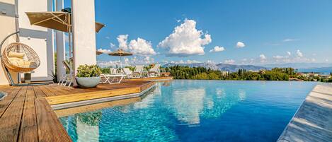 Piscine extérieure (ouverte en saison), parasols de plage