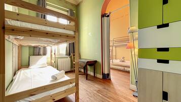 4 slaapkamers, een kluis op de kamer, een bureau