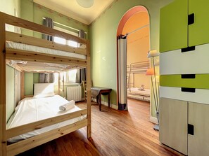 4 slaapkamers, een kluis op de kamer, een bureau