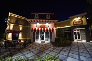 An ice cream parlor with a checkered outdoor seating area and a sports store adjacent. - Charming 3bd Pool Th Enclaves At Festival-350cd-ne 3 Bedroom Townhouse by RedAwning (Davenport)