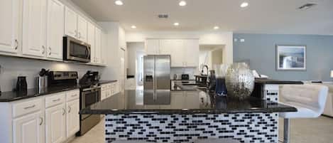 House, 6 Bedrooms | Private kitchen