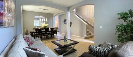 House, 6 Bedrooms | Living area