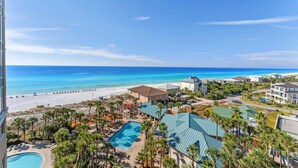 Un resort con piscina, playa y vista al océano.