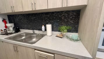 Frigorifero, microonde, piano cottura, macchina per tè/caffè