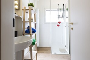 Apartamento superior | Banheiro | Chuveiro, chuveiro com efeito de chuva, secador de cabelo, bidê