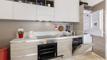 Departamento superior | Cocina privada | Refrigerador con congelador, microondas, horno y parrilla de estufa